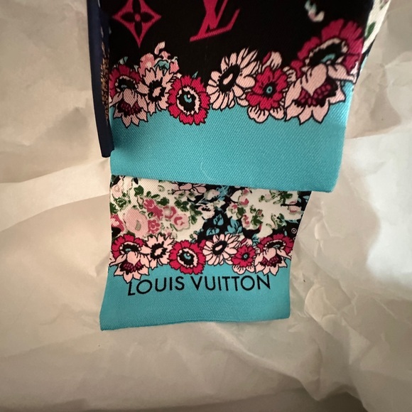 Louis Vuitton Authentic Silk Floral Scarf Reversible Teal Black Pink LV Logo 46” - Picture 8 of 11